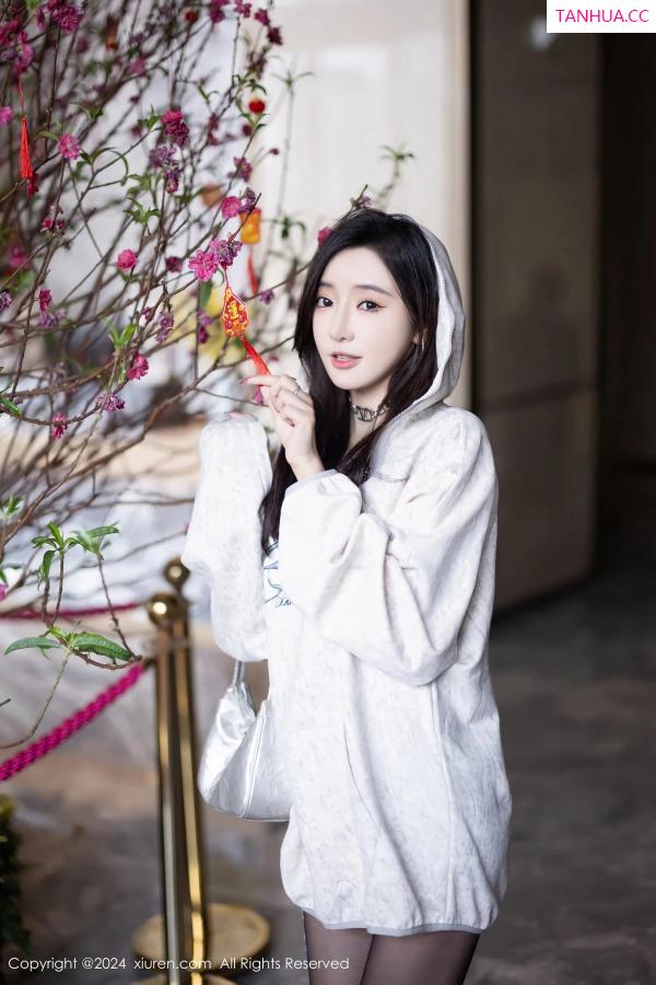 王馨瑶  [XiuRen]高清写真图 2024.02.23 No.8135 王馨瑶yanni 美腿黑丝第15张图片